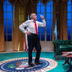 V predstavi november nastopa izredno prepričljiv Luca Barbareschi