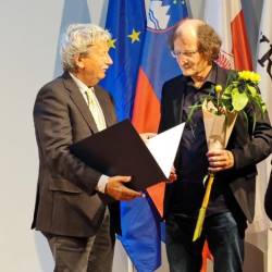 Nagrado je pesniku Branetu Senegačniku (desno) podelil predsednik Društva slovenskih pisateljev Marij Čuk