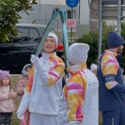 Marco Fior prevzema olimpijski ogenj od očeta Franca (R.G.)