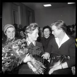 Marija Mijot (v sredini) Posnetek fotografa Maria Magajne z dogodka 18. decembra 1962 v Slovenskem klubu, v sredini Marija Mijot (OZE NŠK / FOND PRIMORSKI DNEVNIK / M. MAGAJNA)