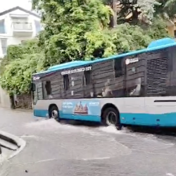 Avtobus je kljuboval meteornim vodam