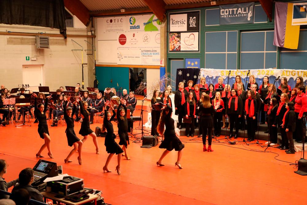 Z glasbo in plesom so vstopili v novo leto