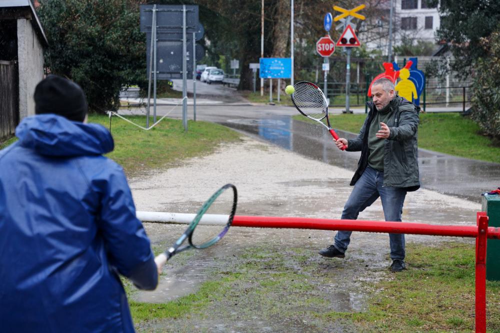 »Imam policijo pred hišo, nimam pa družinskega zdravnika«