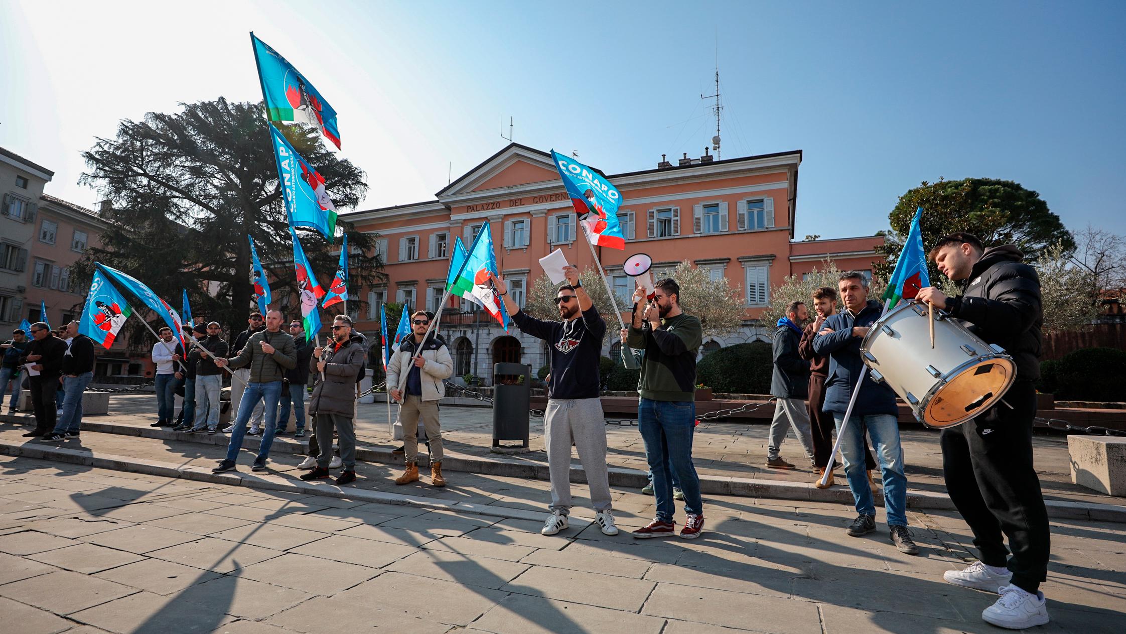 Gasilci nadaljujejo s stavkovnimi aktivnostmi