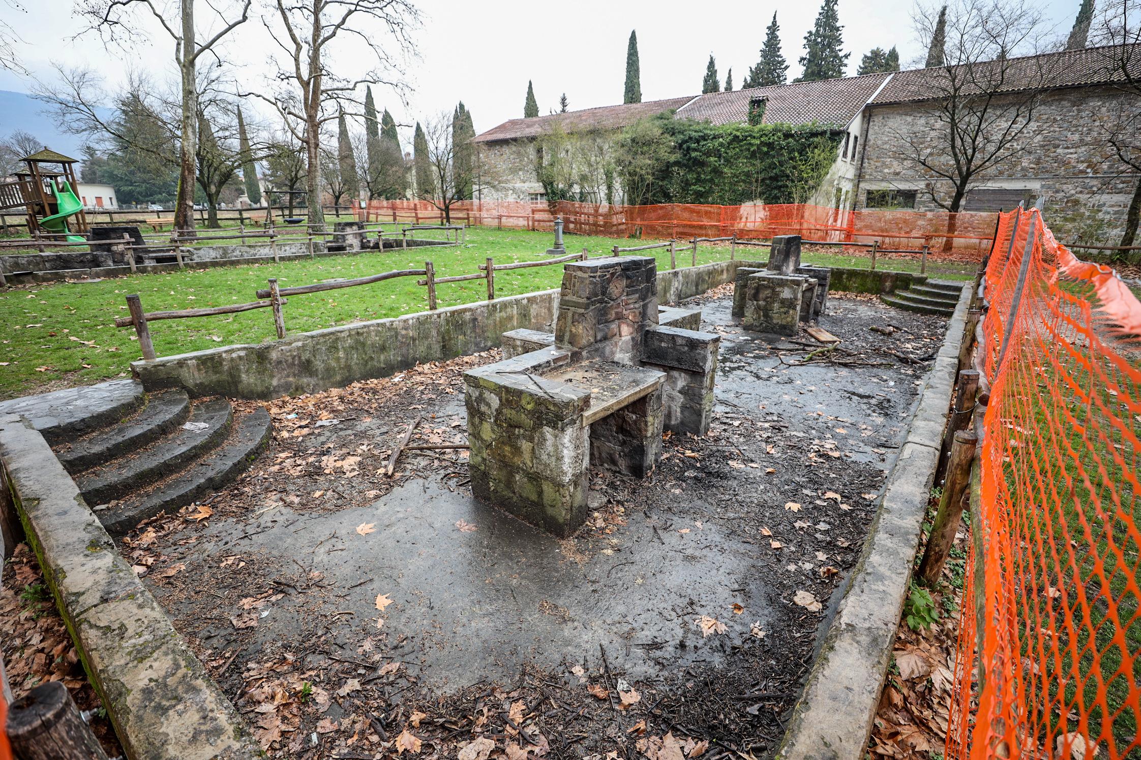 Oranžna mreža okrog žarov in igral