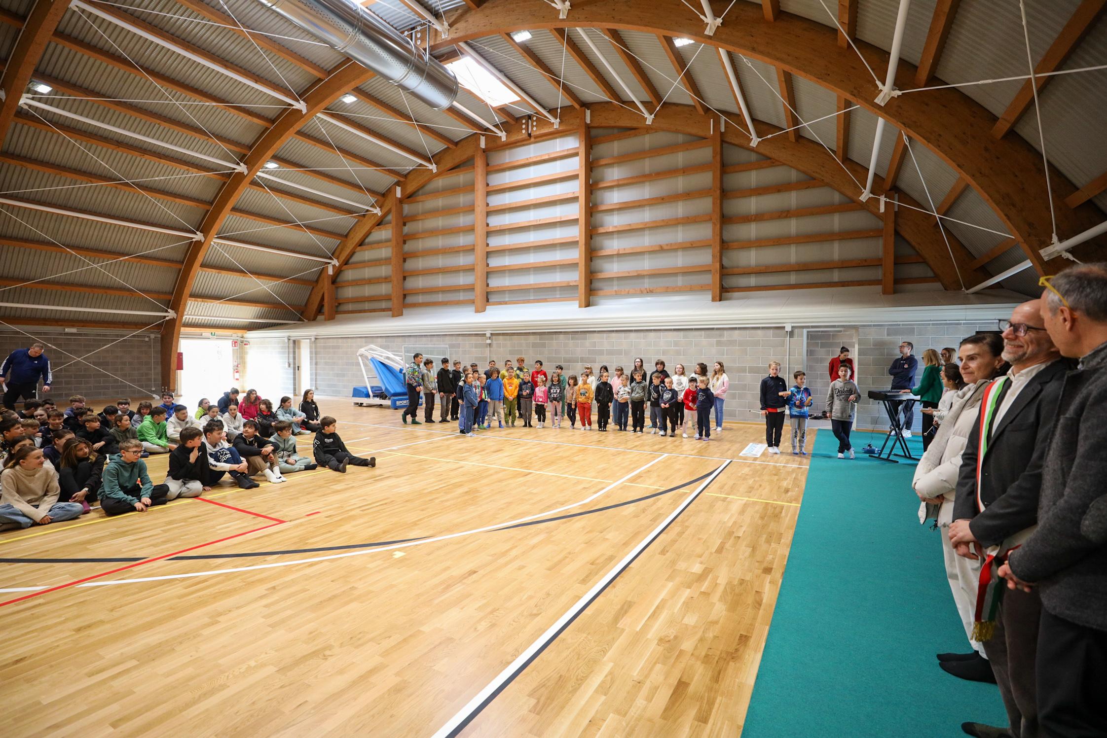 Doberdobski šolarji prvič v prenovljeni telovadnici