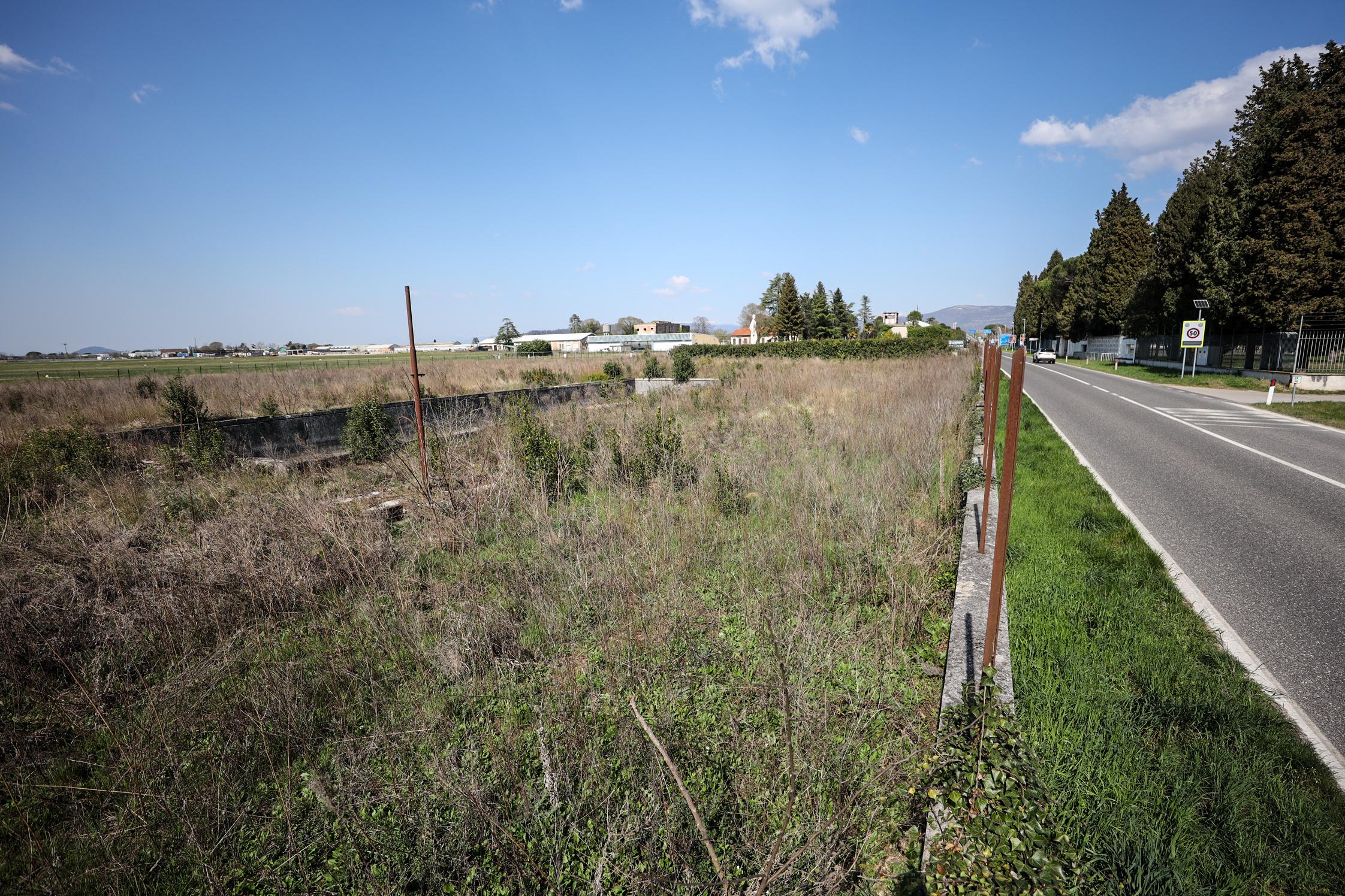 Zapuščeni bazen ovira gradnjo štirih krožišč