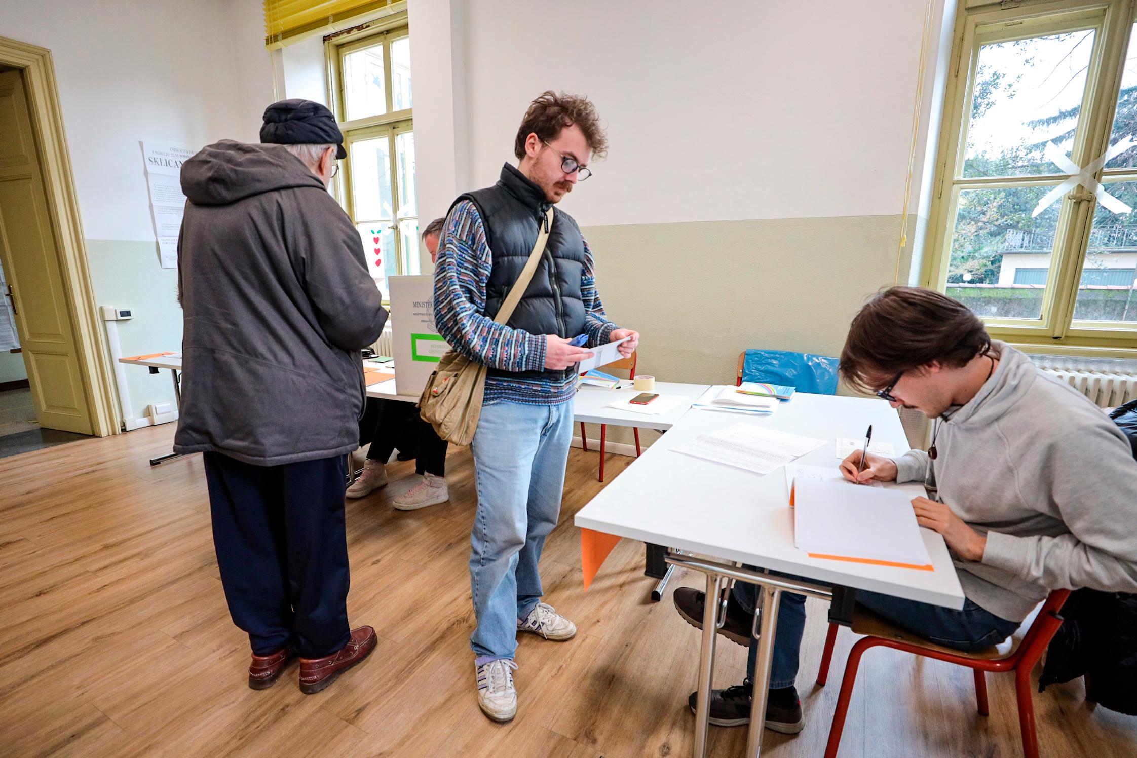 Zaprli volišča, na vrsti štetje glasov