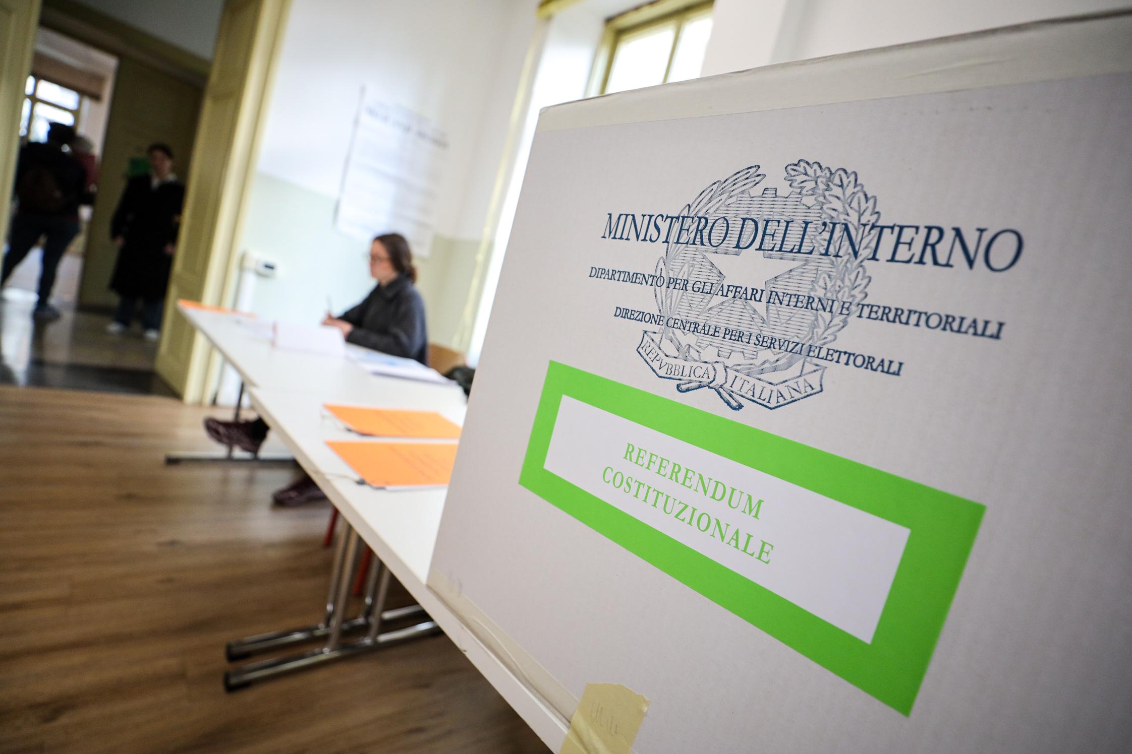 Referendum: vzporedne volitve kažejo tesen rezultat z rahlo prednostjo »ne«