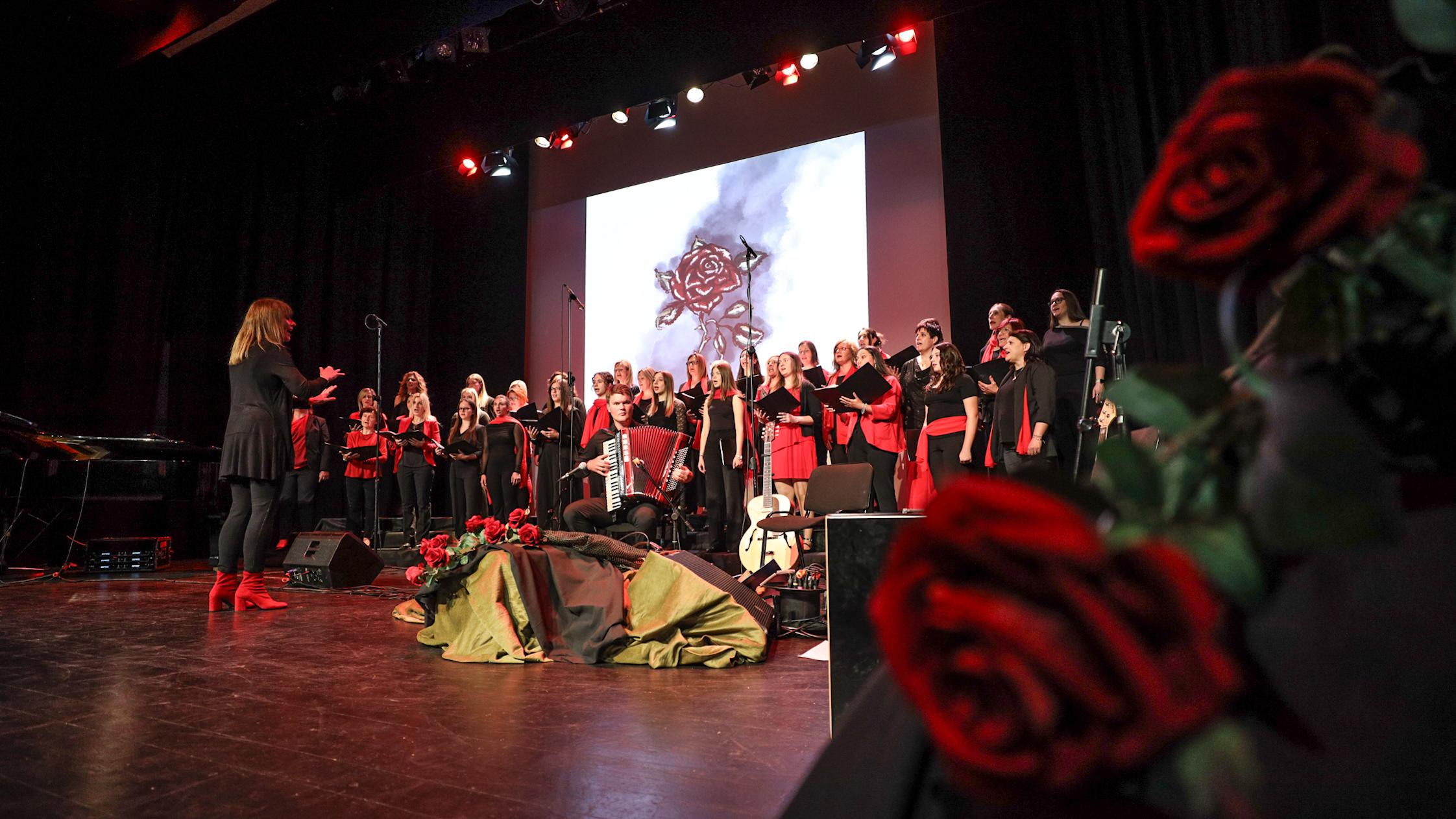 Večer v znamenju petja, plesa in vrednot odporništva