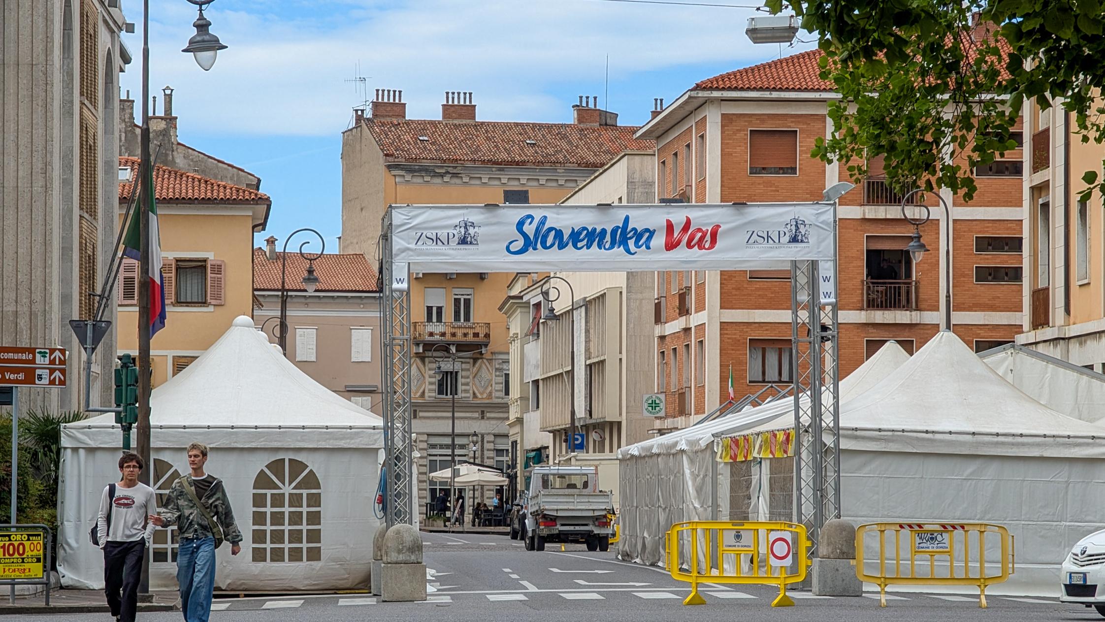 Slovenska vas z bogato ponudbo hrane, pijače, glasbe in kulture