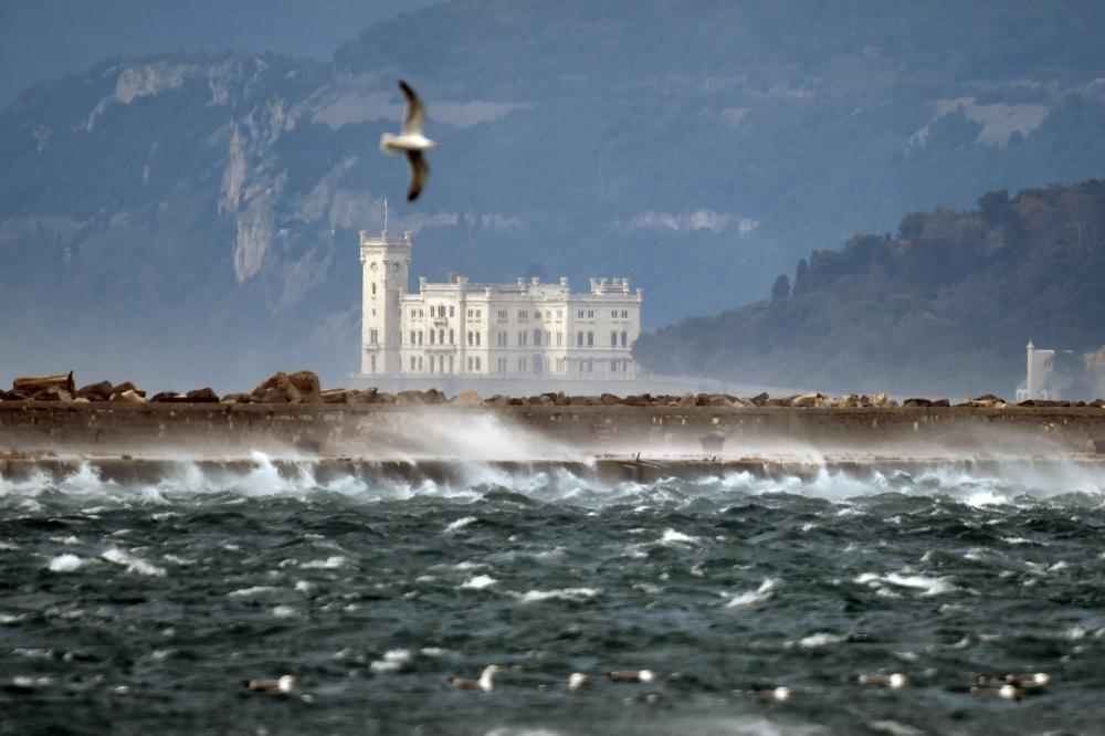 Božič z močno burjo na Primorskem