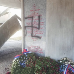 Oskrunjeni spomenik v Dražgošah (ASTA VREČKO)