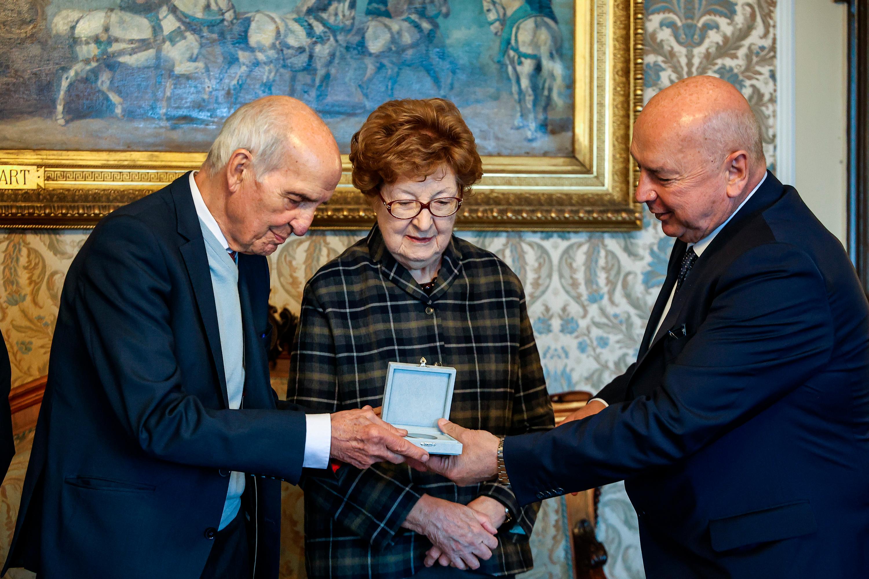 Srednjeveški pečat Občine Trst Vanji Lokar in soprogi Sonji Polojaz