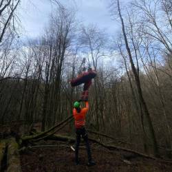 Lovca so z vitlom dvignili v helikopter in ga odpeljali v bolnišnico v Videm