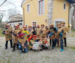 Nabrežinska Godba na pustnem koledovanju po Mavhinjah <i>(Milos Sustersic)</i>