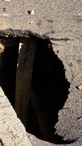 $!Luknja v Ulici Tesa v popoldanskih urah, zvečer se je povečala (FOTODAMJ@N)