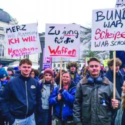 Dijaki so proti vojaškemu roku demonstrirali v kar 90 mestih po Nemčiji (VER.DI HAMBURG)