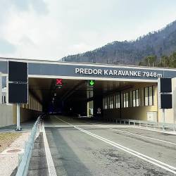 Mejni prehod je prometno zelo obremenjen, predvsem na višku turistične sezone