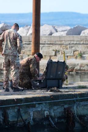 Topovske izstrelke odpeljali iz barkovljanskega portiča (foto)