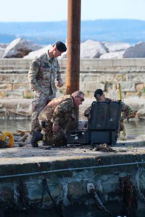 Topovske izstrelke odpeljali iz barkovljanskega portiča (foto)