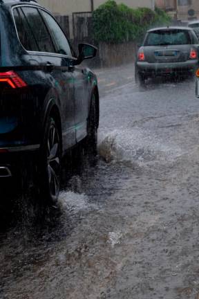 Na Opčinah in v okolici ceste in pločniki poplavljeni (foto)