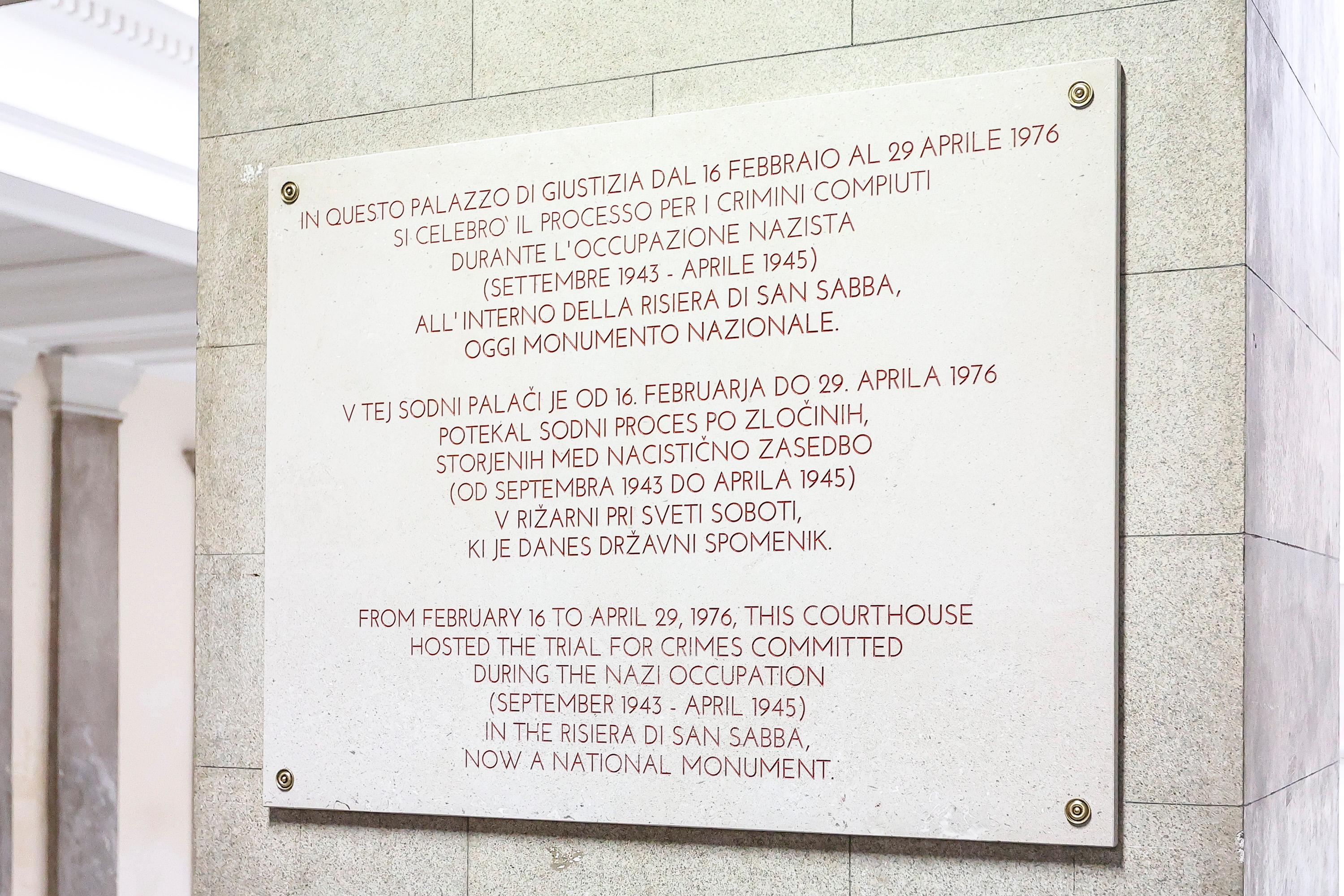 Na tržaškem sodišču odslej trijezična tabla v spomin na proces o Rižarni