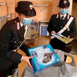 Karabinjerki v tržaški pediatrični bolnišnici Burlo Garofolo (KARABINJERJI)