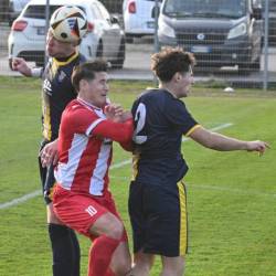 Krasov napadalec Etien Velikonja v zračnem dvoboju z gostujočo obrambo (FOTODAMJ@N)