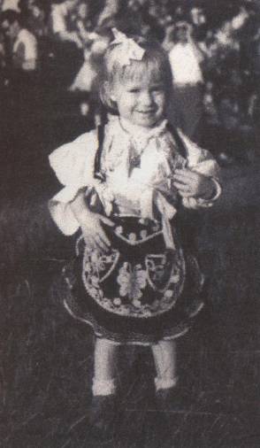 Bogomila Kravos v Trstu leta 1950 v tipičnem oblačilu »pacchiana« iz Montecalva, ki ga je podedovala od starejše sestre Alenke (IZ KNJIGE)