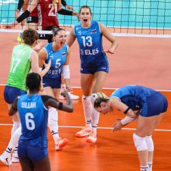Veselje slovenskih odbojkaric ob koncu tekme (CEV)