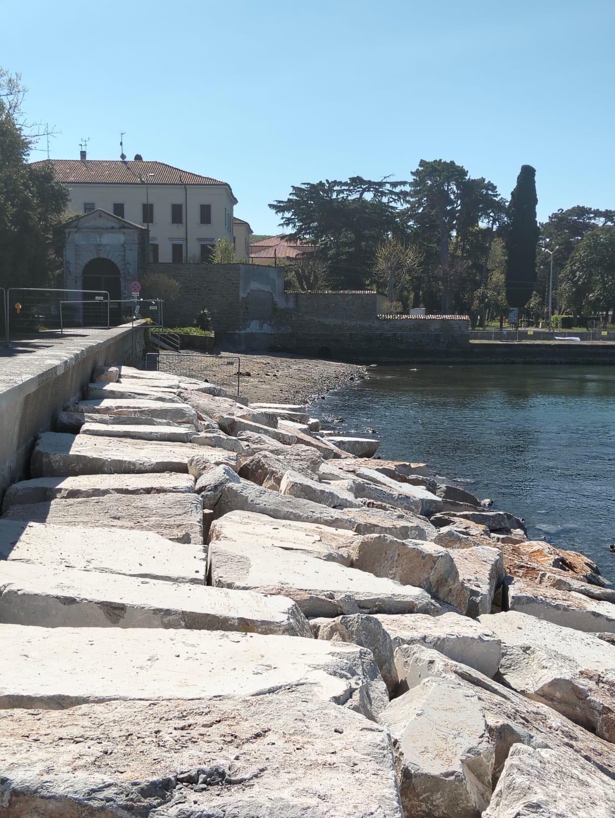 Nov valobran bo varoval cesto, ki jo je poškodovala ujma