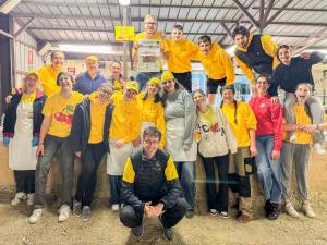 V maju, ko sladke češnje dozorijo, se mladi obrazi veselijo.