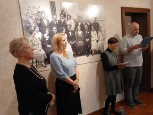 Z leve Franka Žgavec, Tanja Martelanc, Ivanka Uršič in Jure Gregorčič pred fotografijo s poroke Ljubke Šorli in Lojzeta Bratuža