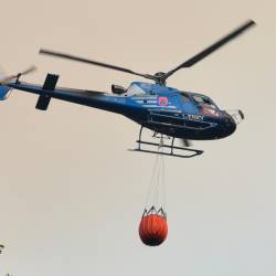 Helikopter civilne zaščite je udeležen pri gašenju požara (CIVILNA ZAŠČITA)