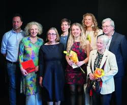 Sodelujoči pri podelitvi prve Pahorjeve nagrade z dobitnico Karol Kovic v Kulturnem domu v Trstu (FOTODAMJ@N)