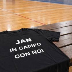 Obe reprezentanci iz FJK sta na otvoritveni slovesnosti turnirja nosili majico z napisom »Jan in campo con noi« ter črni trak