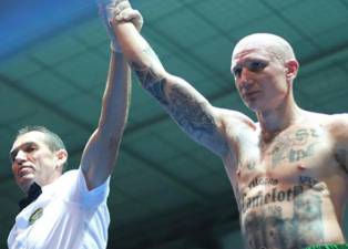 Michele Broili je na ringu zopet razkazal tetovaže z nacističnimi simboli