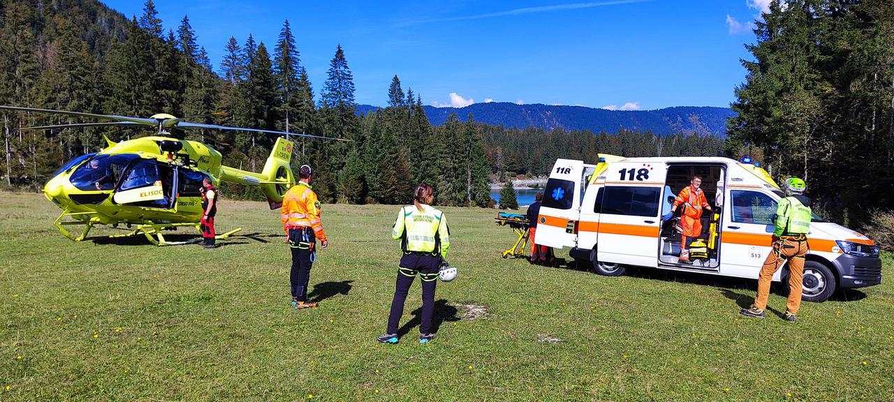 Z Mangarta so ga rešili s helikopterjem