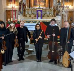 Baročni orkester nastopa tudi z danes neobičajnimi glasbili