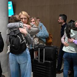 Na brniškem letališču sta v zgodnjih jutranjih urah pristali dve letali, nekaj čez 13. uro pa še eno letalo, ki so pripeljala Slovence iz Diubaja oz. Maskata (VEČER/FACEBOOK)