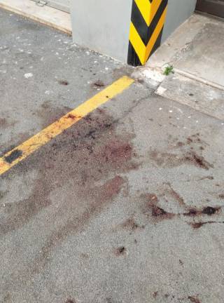 Obležal je v mlaki krvi