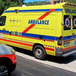 Voznika in sopotnico so prepeljali v izolsko bolnišnico, fotografija je simbolična (ARHIV)