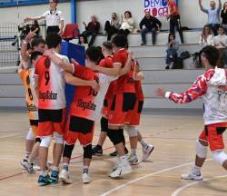 Veselje SloVolleyja po osvojenem drugem nizu (FOTODAMJ@N)