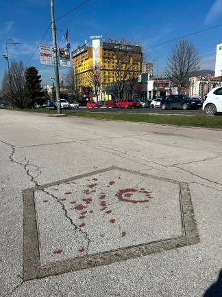 Skoraj štiri leta granat, smrti in črnega humorja