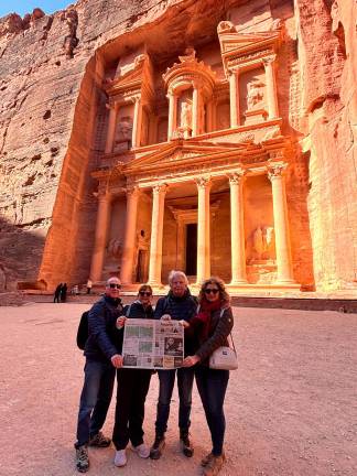 Primorski dnevnik v Petri ~ rožnati kamen žari z nadzemeljsko čarobnostjo, ki je preživela stoletja. In vendar se v daljavi oglasi tuljenje siren zaradi preletov raket – krhek, boleč rez v večnost, ki za hip razgali, kako ranljiv je naš trenutek pod večnim nebom <i>(Edda Pregarc)</i>