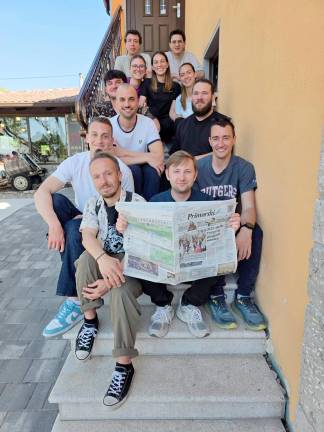 »Nekdanji sošolci štandreške osnovne šole Fran Erjavec, letos 30-letniki, berejo Primorski dnevnik« <i>(Carmen Kocjančič)</i>