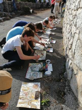 Mladi z obeh strani meje popravljali kraški suhi zid