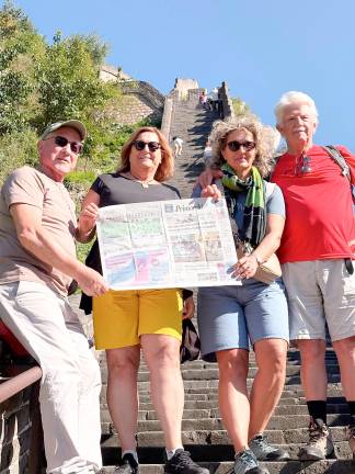 Od Kitajskega zidu do domačih novic – svet je res majhen. Med vzponom po slovitem zidu je bilo treba najti trenutek tudi za prelistavanje časopisa in fotografijo, ki bo ostala lep spomin na potovanje. <i>(Eda Pregarc)</i>