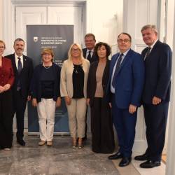 Udeleženci srečanja s slovenskim ministrom za zunanje in evropske zadeve Tonetom Kajzerjem